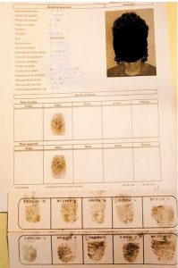Las huellas dactilares proporcionan identificación cuando se requiere saber   la identidad de una persona en el ámbito civil y criminal, cuando maliciosamente quieren ocultar una  verdadera identidad.